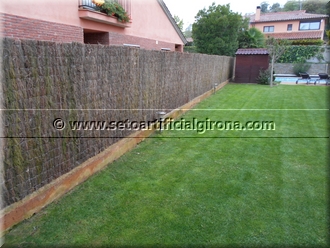 Minor work on the two fences delimiting a simple twist insulated house with their neighbors.